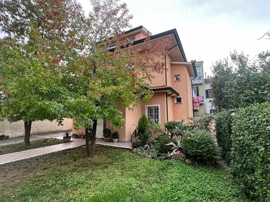 Immagine 37 di Villa in vendita  a Pontedera