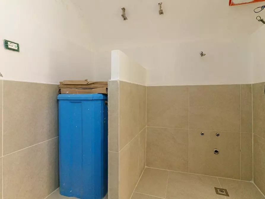 Immagine 14 di Negozio in affitto  a Catania