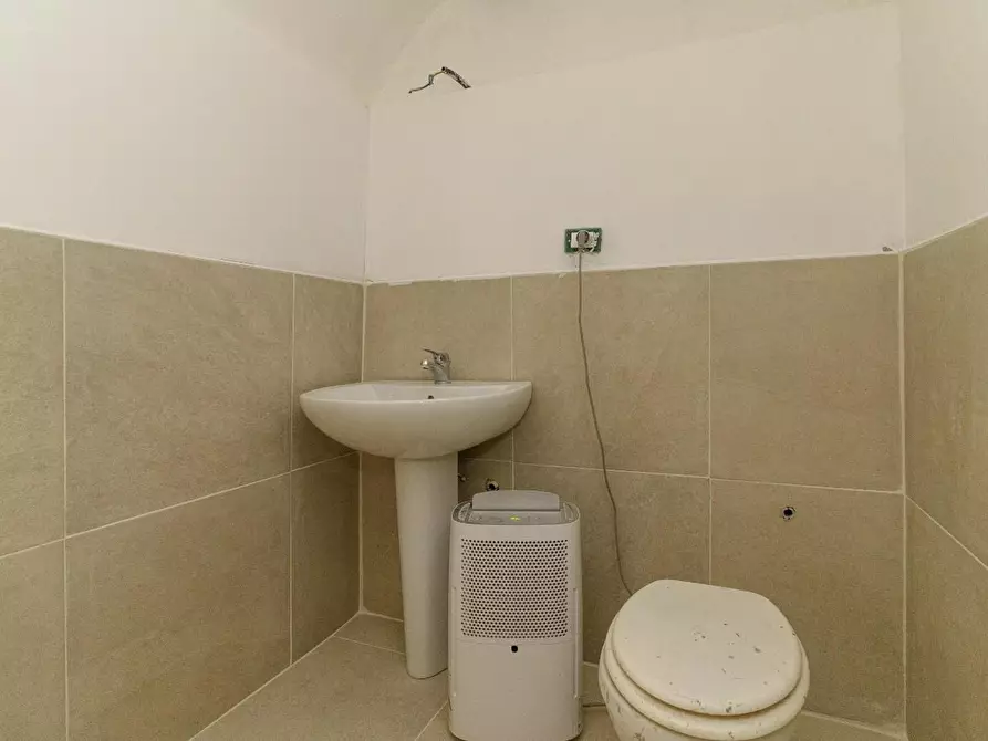 Immagine 16 di Negozio in affitto  a Catania