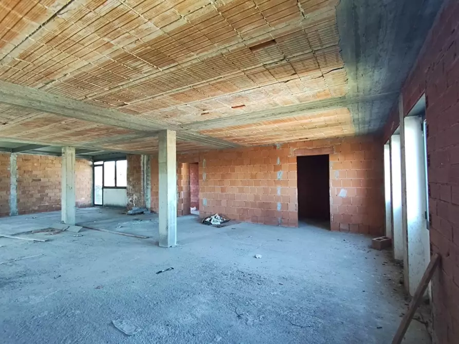 Immagine 23 di Ufficio in vendita  a Capannori