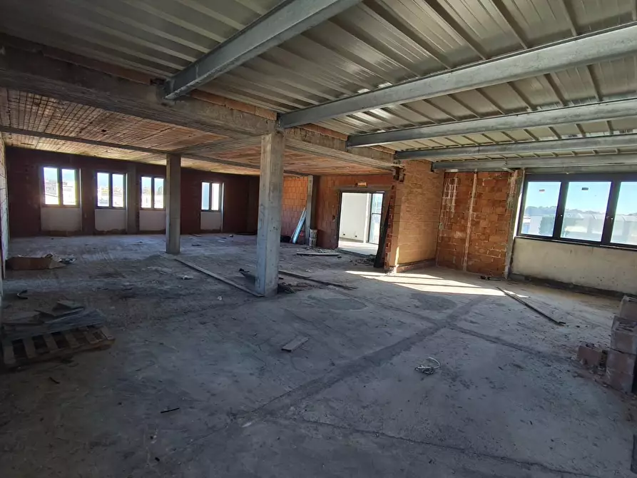 Immagine 10 di Ufficio in vendita  a Capannori