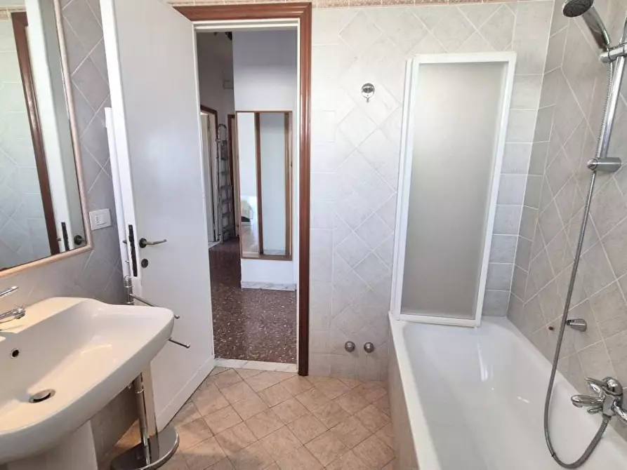 Immagine 54 di Appartamento in vendita  a Viareggio