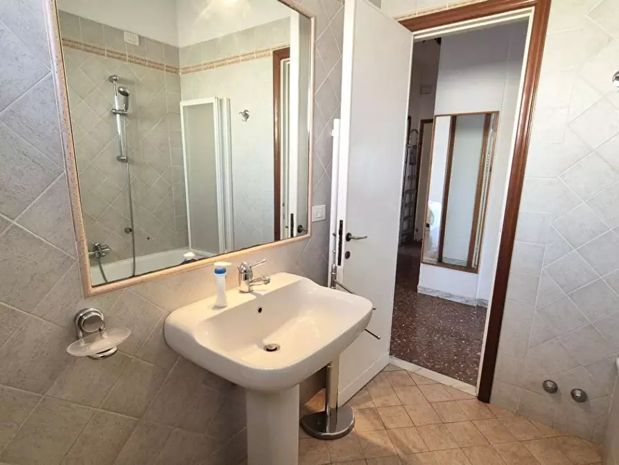 Immagine 53 di Appartamento in vendita  a Viareggio