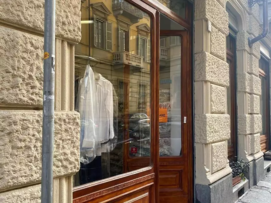 Immagine 5 di Negozio in vendita  a Torino