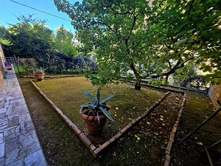 Immagine 30 di Appartamento in vendita  a Siena