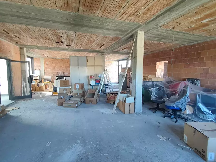 Immagine 26 di Ufficio in vendita  a Capannori