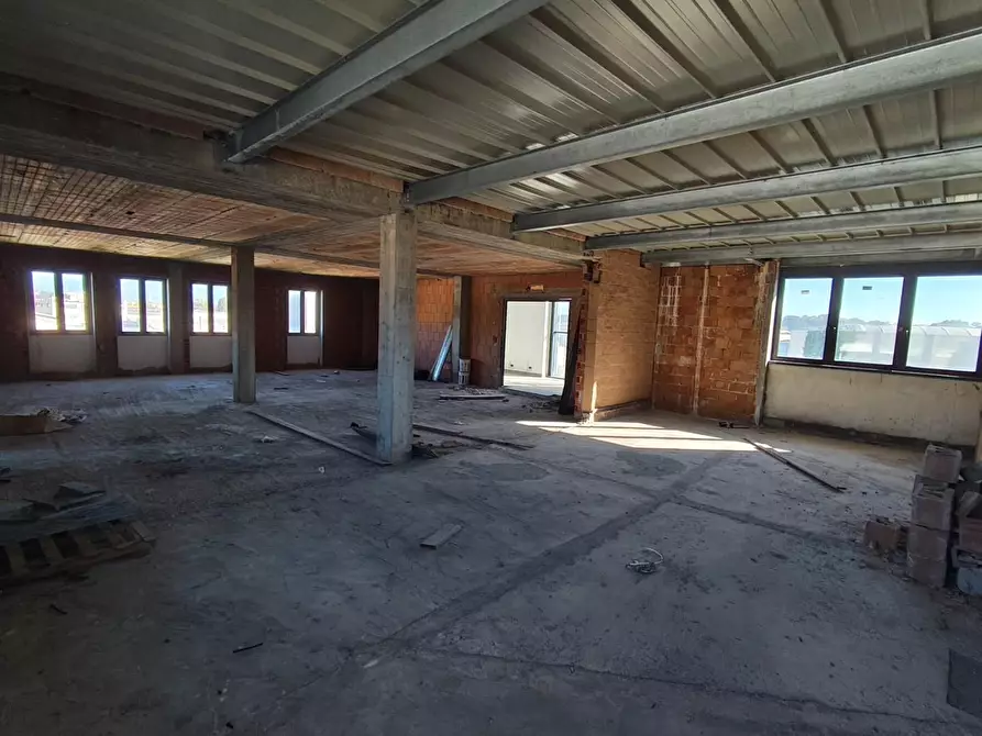 Immagine 19 di Ufficio in vendita  a Capannori