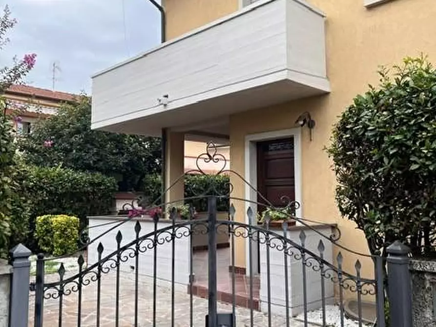 Immagine 1 di Villetta a schiera in vendita  a Viareggio