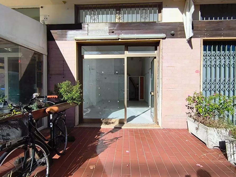 Immagine 2 di Locale commerciale in vendita  a Carrara