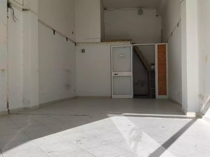 Immagine 4 di Locale commerciale in vendita  a Carrara