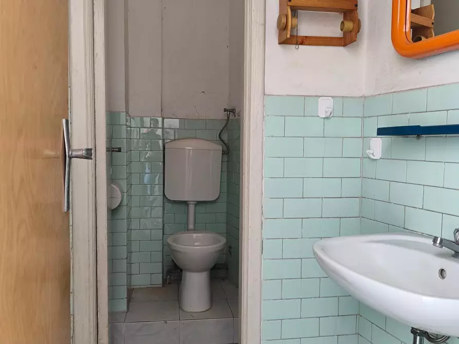 Immagine 3 di Locale commerciale in vendita  a Carrara