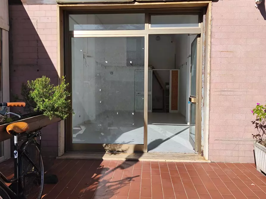 Immagine 1 di Locale commerciale in vendita  a Carrara