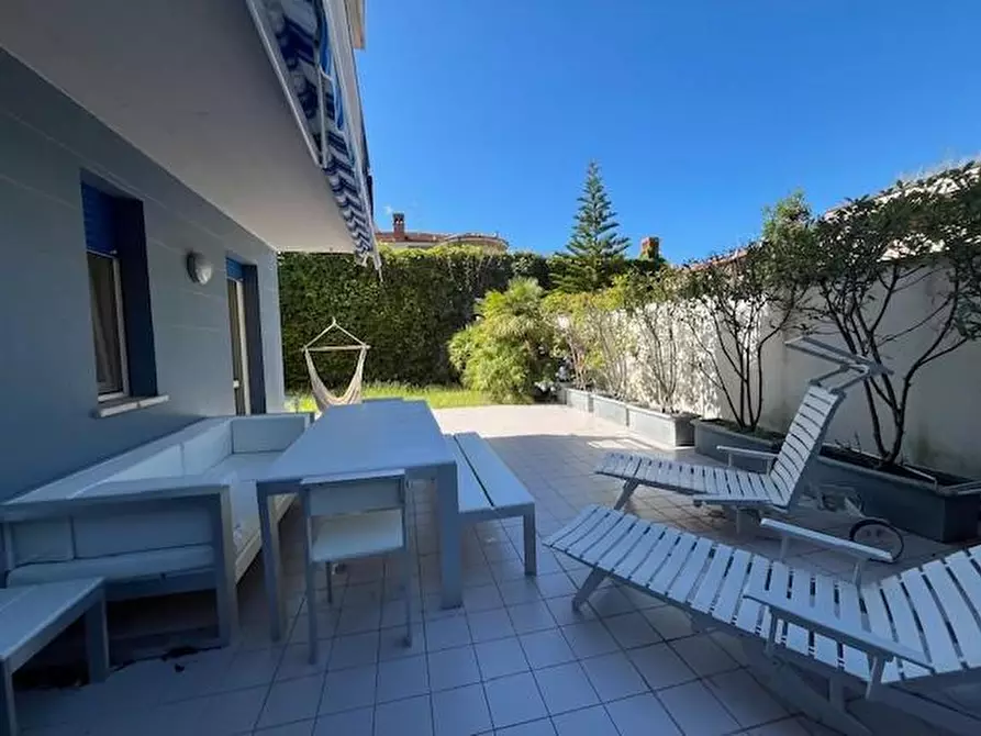 Immagine 3 di Appartamento in vendita  a Viareggio