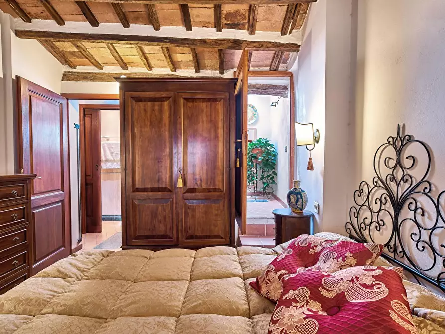 Immagine 11 di Appartamento in vendita  a Siena