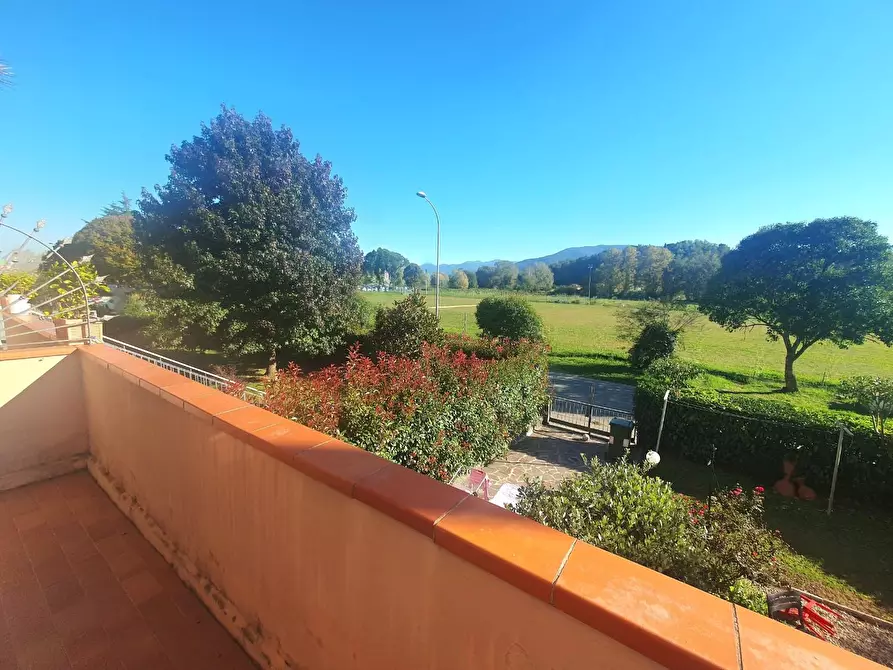 Immagine 13 di Appartamento in vendita  a Lucca