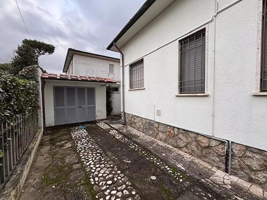 Immagine 26 di Villa in vendita  a Camaiore