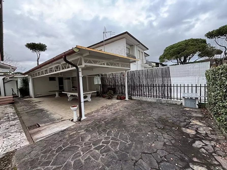 Immagine 30 di Villa in vendita  a Camaiore