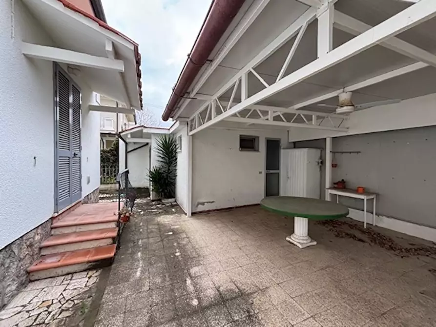 Immagine 18 di Villa in vendita  a Camaiore