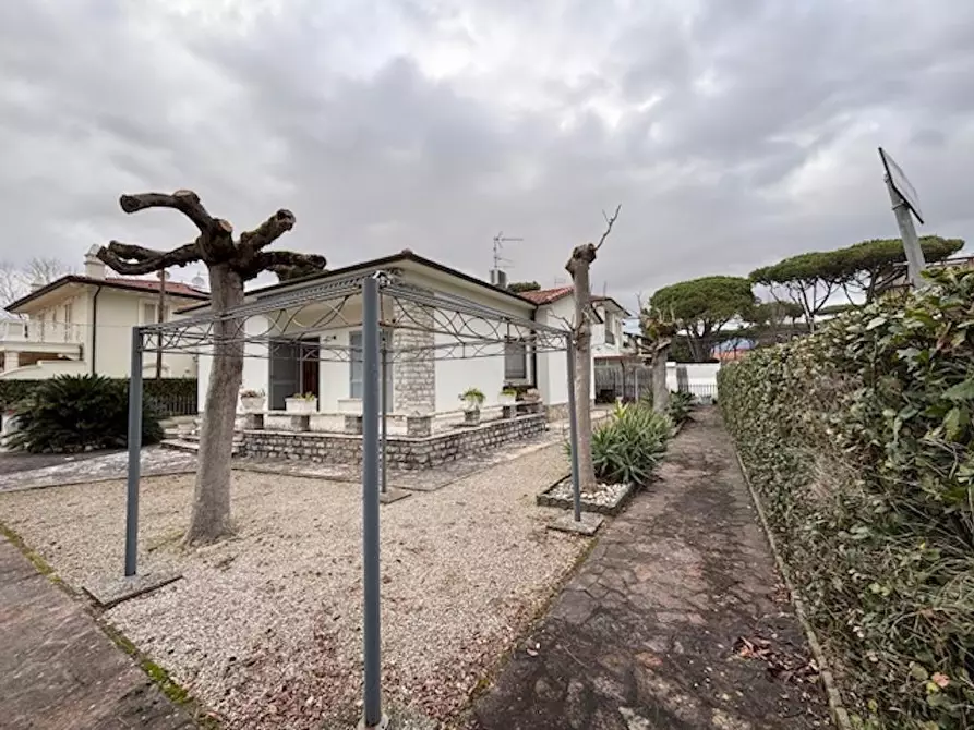 Immagine 25 di Villa in vendita  a Camaiore