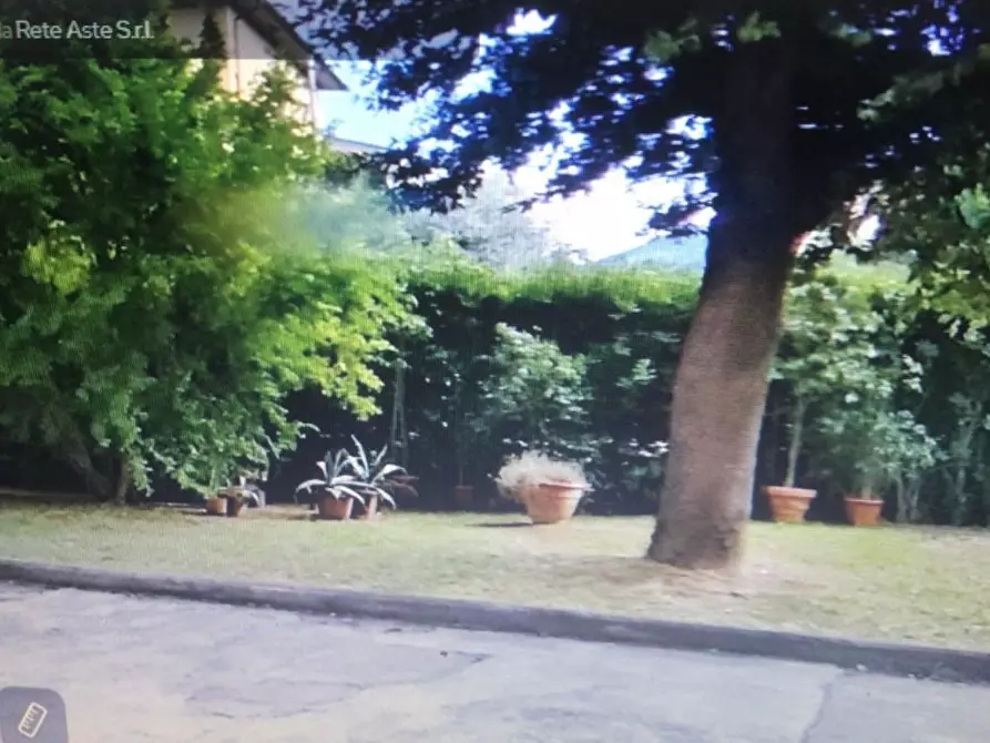 Immagine 5 di Appartamento in vendita  a Lucca