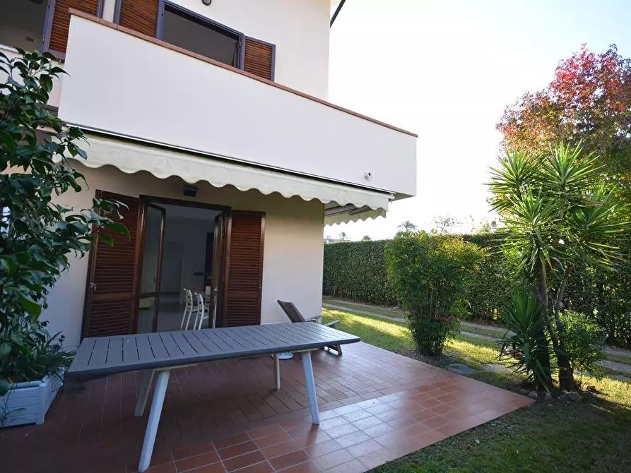 Immagine 33 di Casa bifamiliare in vendita  a Montignoso