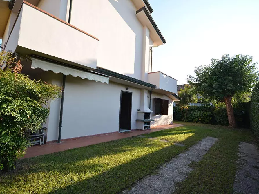 Immagine 31 di Casa bifamiliare in vendita  a Montignoso