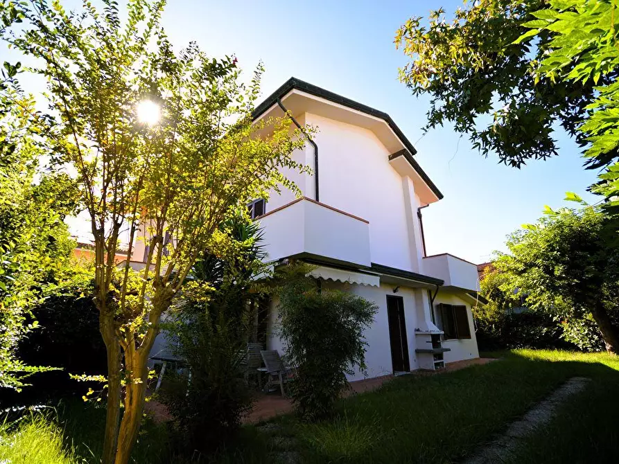 Immagine 1 di Casa bifamiliare in vendita  a Montignoso