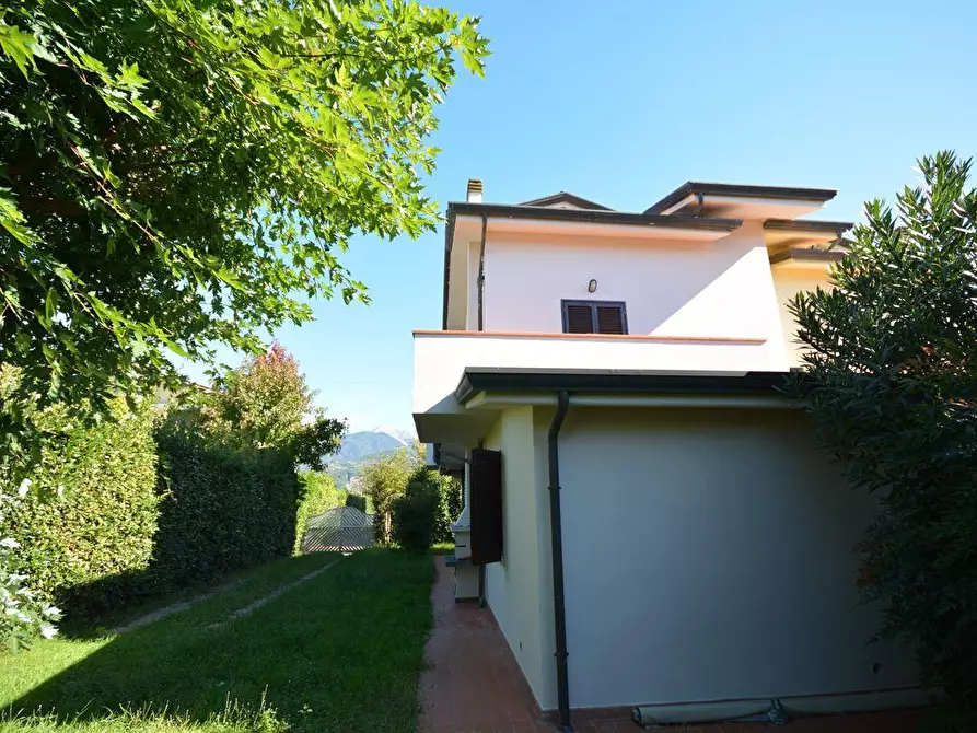 Immagine 2 di Casa bifamiliare in vendita  a Montignoso