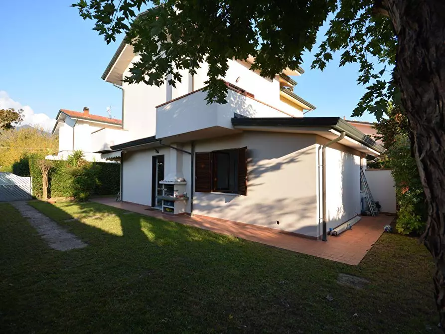 Immagine 30 di Casa bifamiliare in vendita  a Montignoso