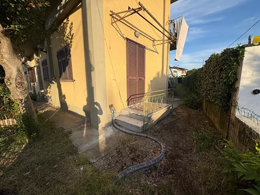 Immagine 3 di Appartamento in vendita  a Montignoso