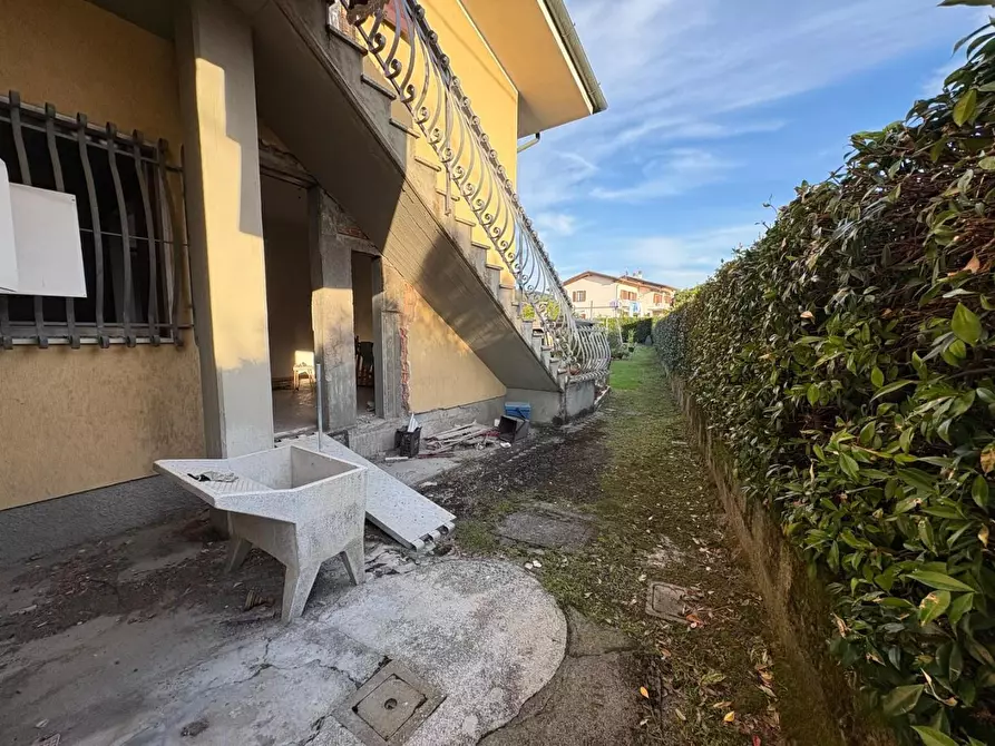 Immagine 2 di Appartamento in vendita  a Montignoso