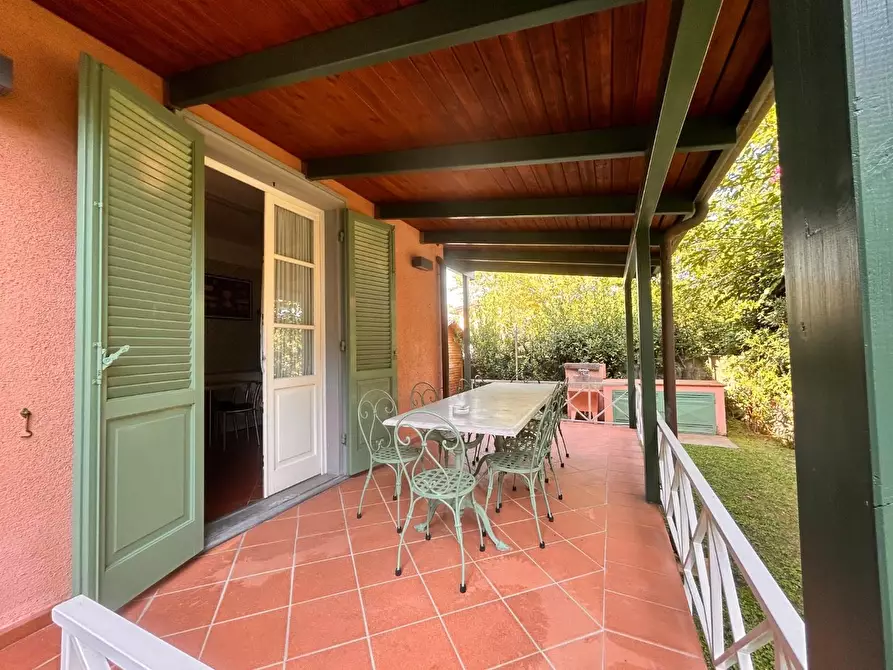 Immagine 3 di Villa in vendita  a Forte Dei Marmi
