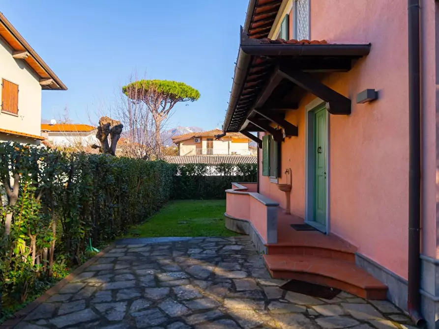 Immagine 4 di Villa in vendita  a Forte Dei Marmi