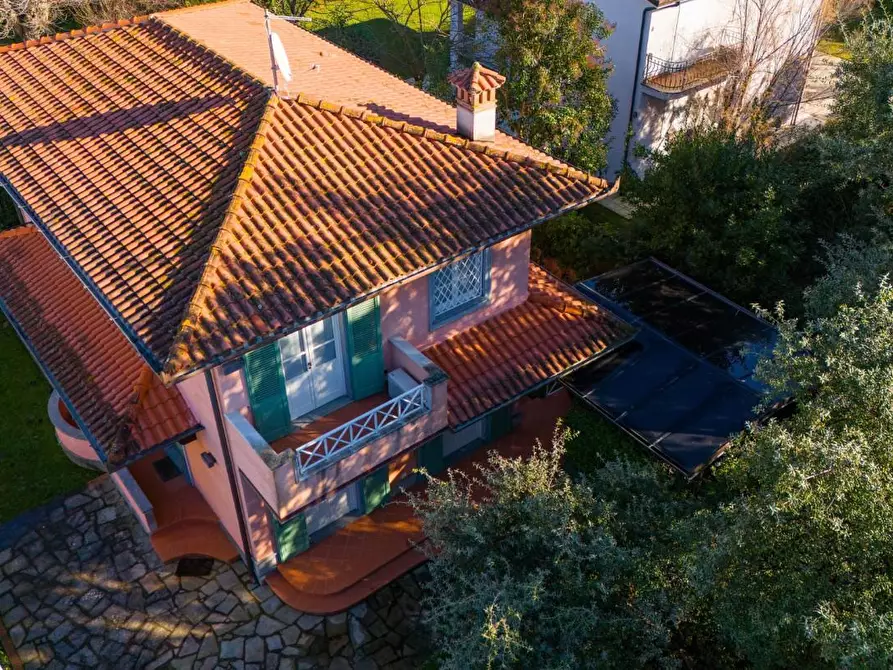 Immagine 9 di Villa in vendita  a Forte Dei Marmi