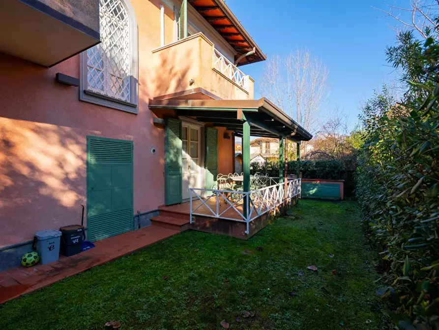 Immagine 2 di Villa in vendita  a Forte Dei Marmi