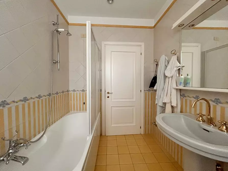 Immagine 15 di Villa in vendita  a Forte Dei Marmi