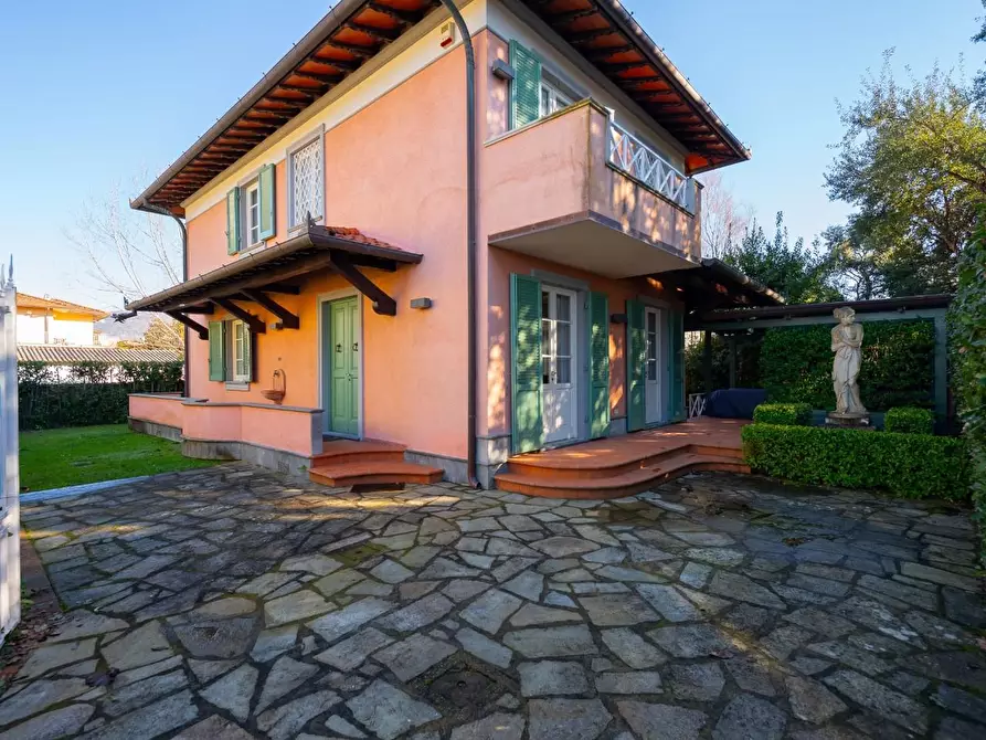 Immagine 3 di Villa in vendita  a Forte Dei Marmi