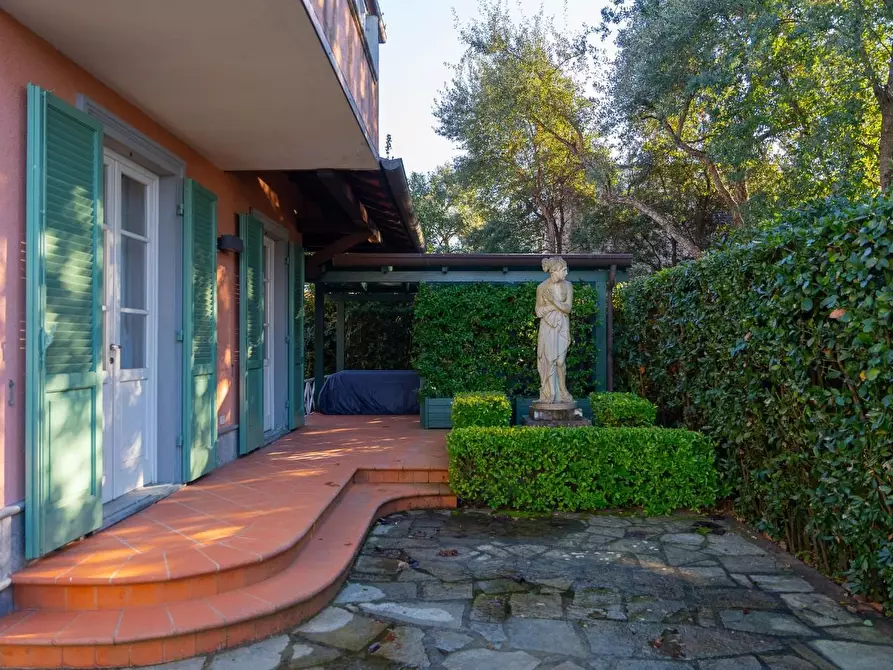 Immagine 6 di Villa in vendita  a Forte Dei Marmi