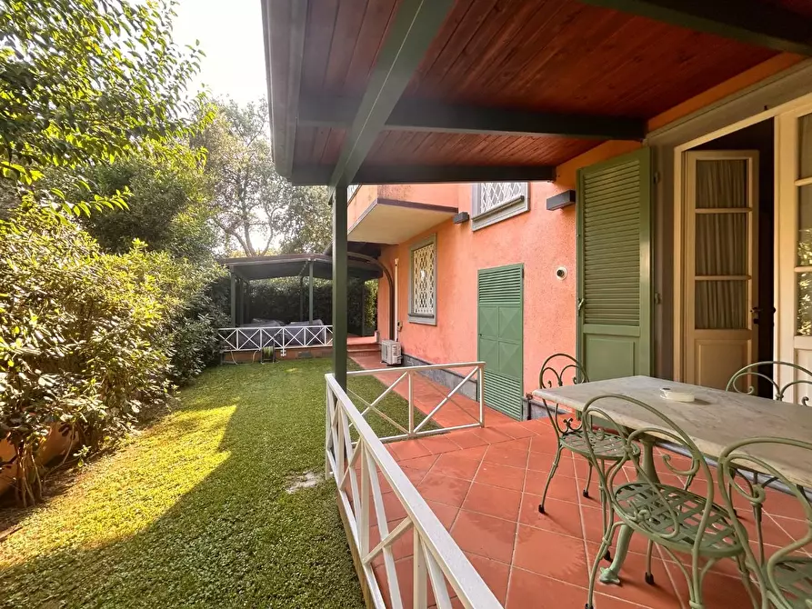 Immagine 2 di Villa in vendita  a Forte Dei Marmi