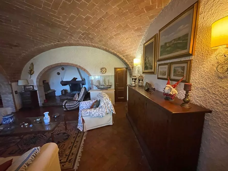 Immagine 6 di Casa colonica in vendita  a Siena