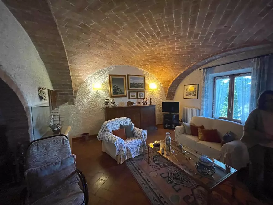 Immagine 1 di Casa colonica in vendita  a Siena