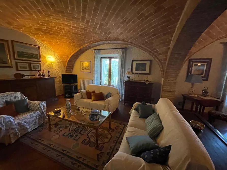 Immagine 8 di Casa colonica in vendita  a Siena