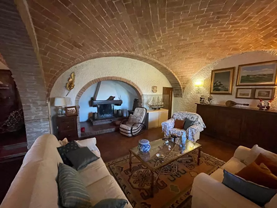 Immagine 4 di Casa colonica in vendita  a Siena