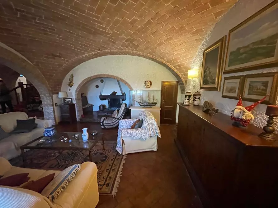 Immagine 5 di Casa colonica in vendita  a Siena