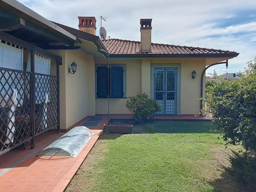 Immagine 12 di Villa in vendita  a Massa