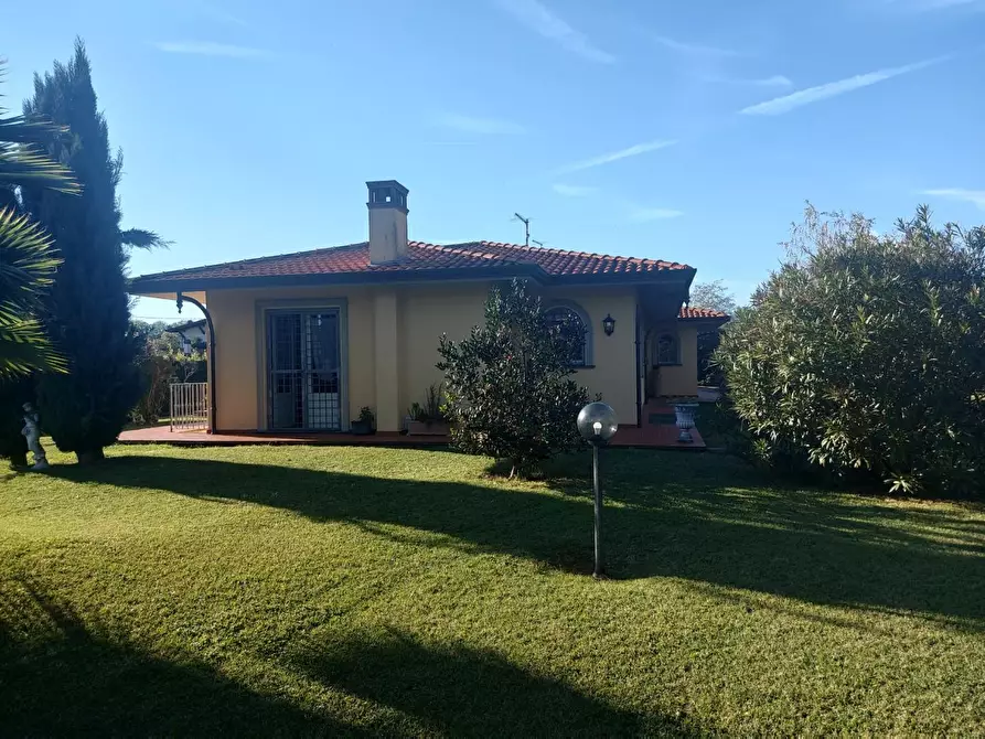 Immagine 4 di Villa in vendita  a Massa