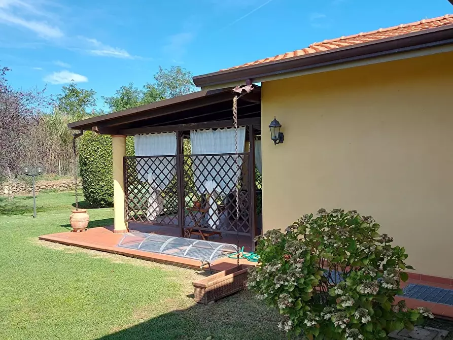 Immagine 13 di Villa in vendita  a Massa