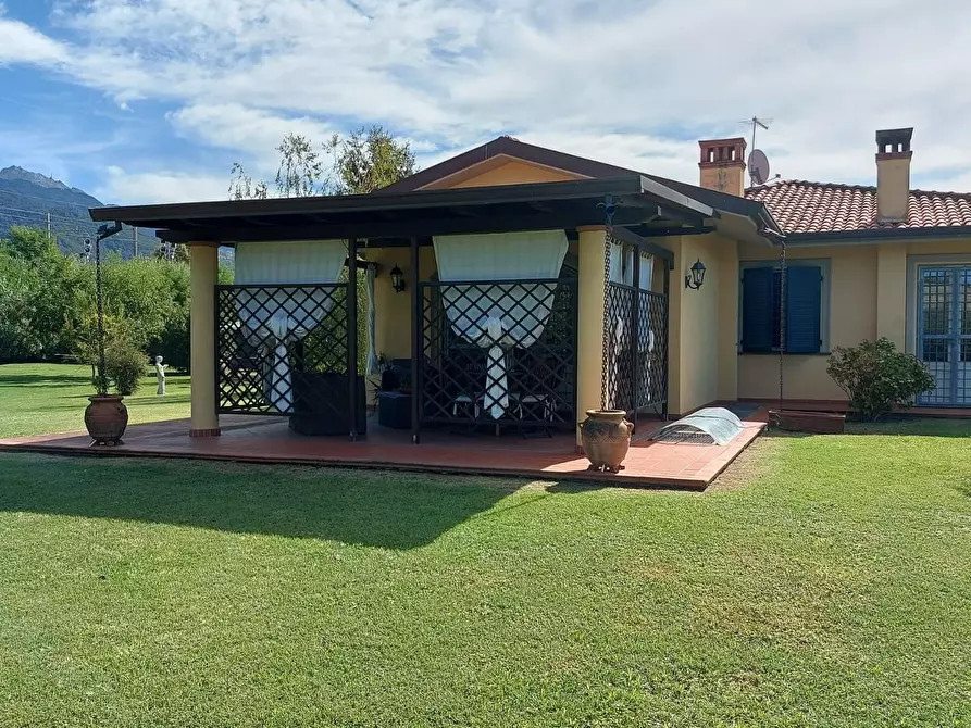 Immagine 2 di Villa in vendita  a Massa