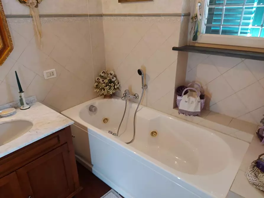 Immagine 22 di Villa in vendita  a Massa