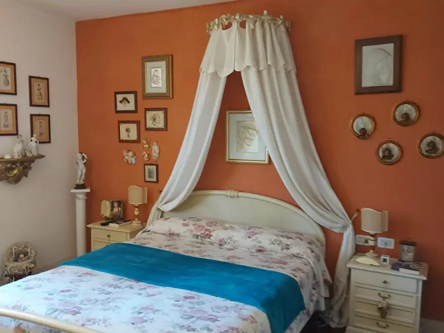 Immagine 40 di Villa in vendita  a Massa